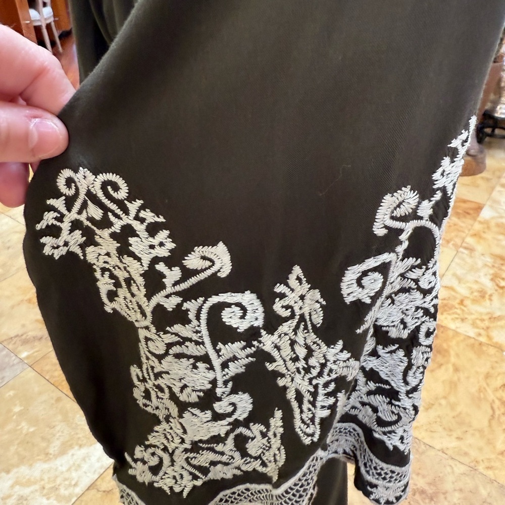 Chic Black Blouse with White Embroidery - Picture 4 of 6